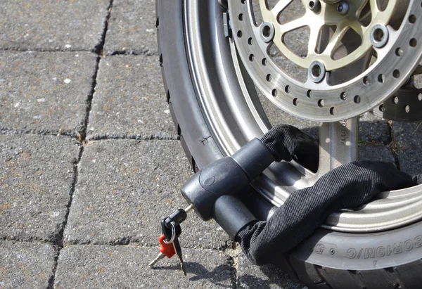 Llaves Una Cadena Motocicletas Alrededor Neumático —  Fotos de Stock