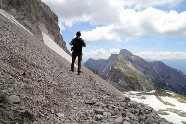 Hiking High Mountains — Stock Photo, Image