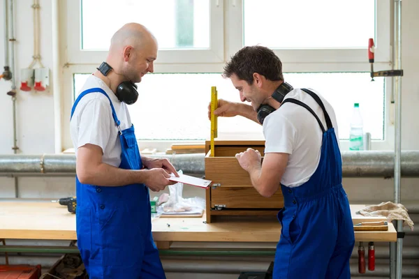 Dos Hombres Vestidos Trabajo Taller Carpintería — Foto de Stock