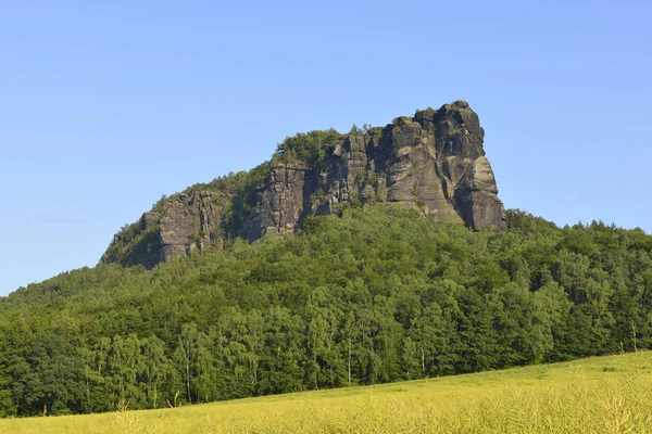 Lilienstein Velmi Výrazná Hora Saském Švýcarsku Sasku Jihovýchodním Německu — Stock fotografie