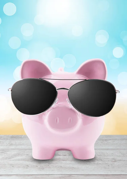 Sommer Sparschwein Mit Sonnenbrille Strand — Stockfoto