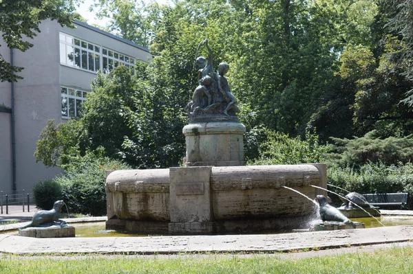 Een Verkoelende Fontein Zomerhitte — Stockfoto