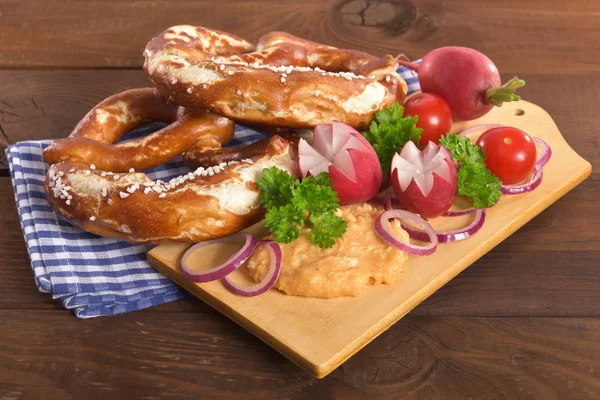 Bayerisches Vegetarisches Frühstück Mit Zwei Brezeln Und Obazda Auf Holzbrettern — Stockfoto