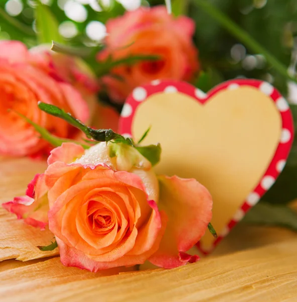 Bunte Frische Rosen Blumen Isoliert Auf Holz Hintergrund Und Herzförmige — Stockfoto