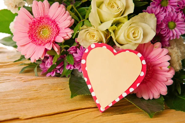 Colorato Bouquet Fiori Freschi Isolati Sfondo Legno Cartoncino Forma Cuore — Foto Stock