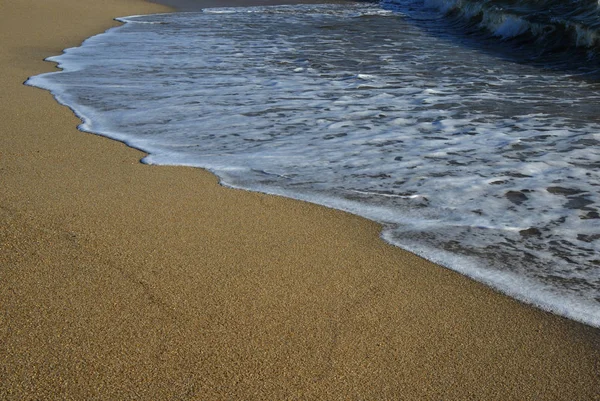 Λευκό Κύμα Στην Άμμο Στην Παραλία — Φωτογραφία Αρχείου