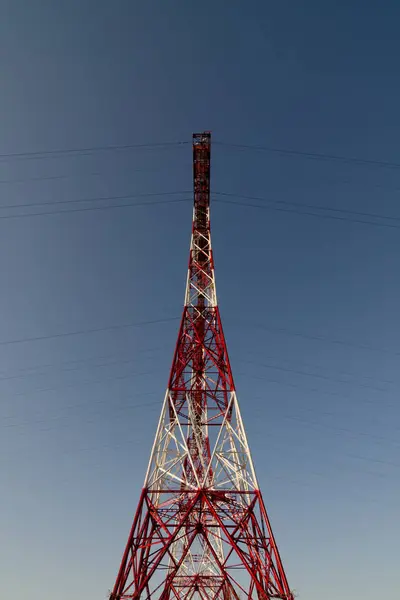 電力送電線高電圧のための塔 — ストック写真
