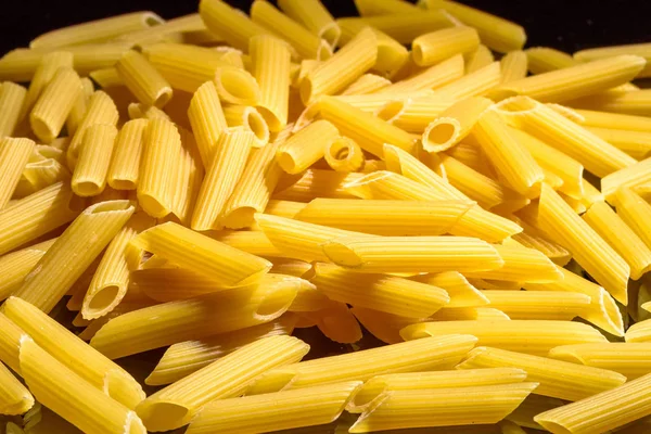 Montón Fideos Macarrones Que Reflejan Sobre Fondo Negro —  Fotos de Stock