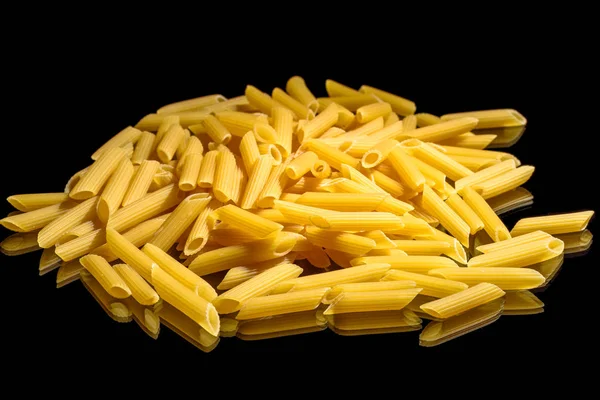 Heap Macaroni Noodles Reflecting Black Background — Stock Photo, Image