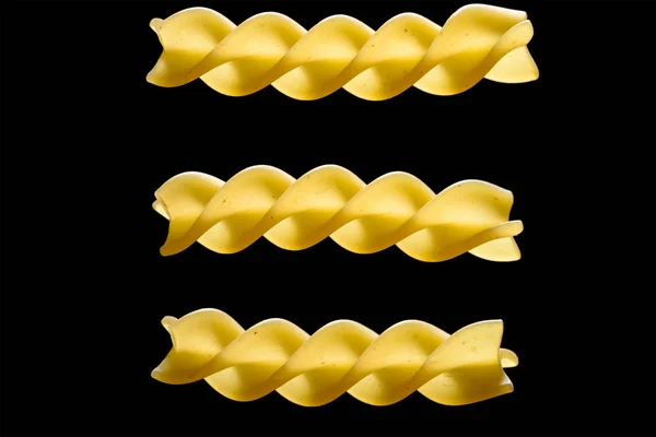 Primo Piano Tre Tagliatelle Pasta Cruda Spirale Isolate Fondo Nero — Foto Stock