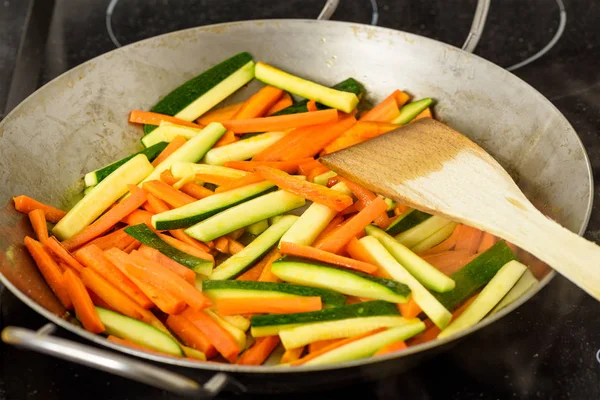 Memasak Sayuran Goreng Dengan Zucchini Dan Wortel — Stok Foto