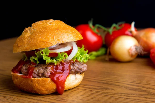 Domácí Hamburger Masem Cibulí Rajčaty — Stock fotografie