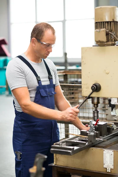 Giovane Lavoratore Fabbrica Sulla Perforatrice — Foto Stock