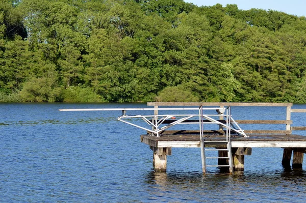 Ξύλινη Γέφυρα Πάνω Από Λίμνη — Φωτογραφία Αρχείου