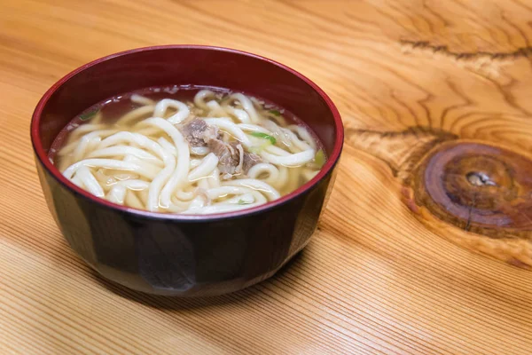 Una Ciotola Legno Rosso Nero Tagliatelle Udon Giapponesi Carne — Foto Stock