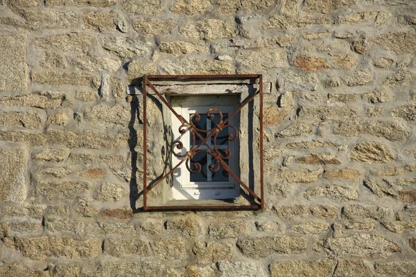 Gitterfenster Einer Steinmauer — Stockfoto