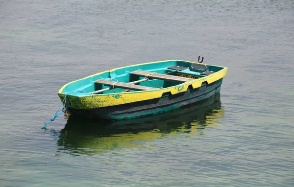Vecchia Barca Remi Legno Colorato Galleggiante Sull Acqua — Foto Stock