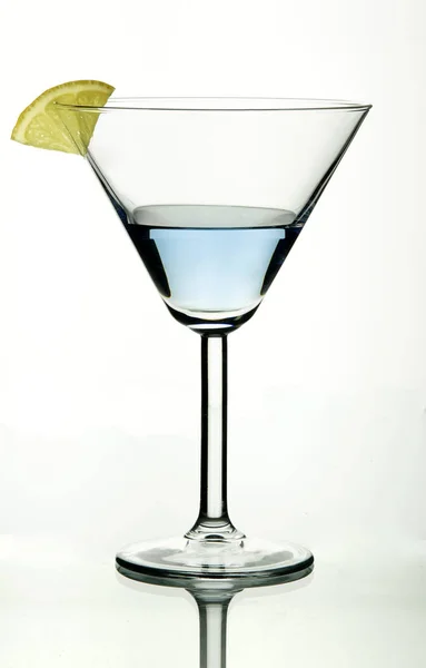 Blauer Cocktail Stilvollen Glas Mit Zitronenscheibe — Stockfoto
