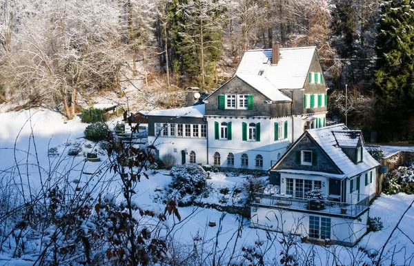 Snowy House Valley — Stock Photo, Image