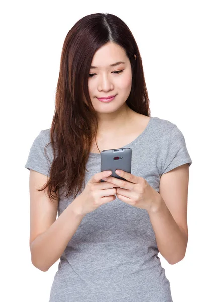 Aziatische Vrouw Gebruik Van Mobiele Telefoon — Stockfoto
