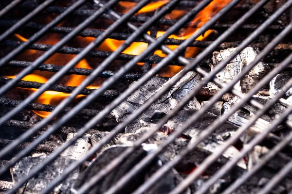 Flammen Griffen Unter Glühender Holzkohle Auf Grill Über — Stockfoto