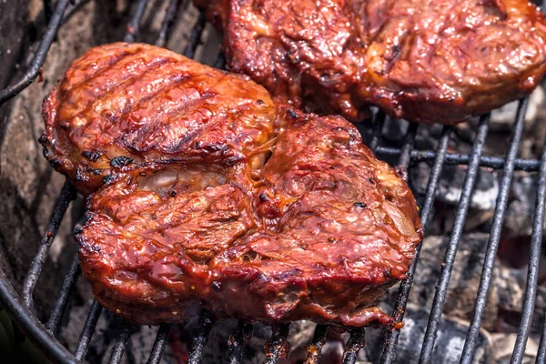 Ein Saftiges Steak Ripeye Auf Dem Grillrost Liegend — Stockfoto