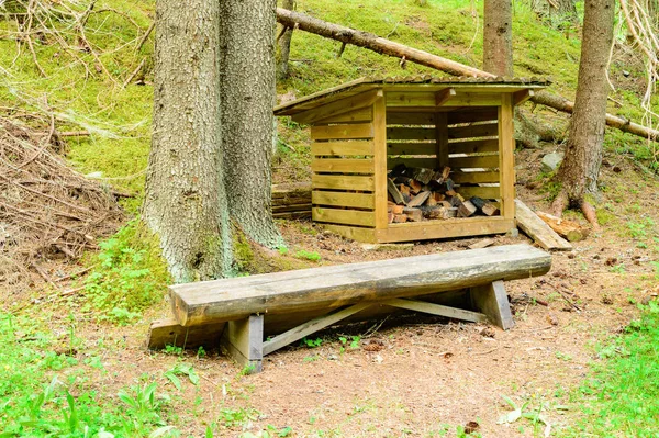 Pequeño Almacenamiento Leña Detrás Banco Madera Bosque Por Lugar Descanso — Foto de Stock