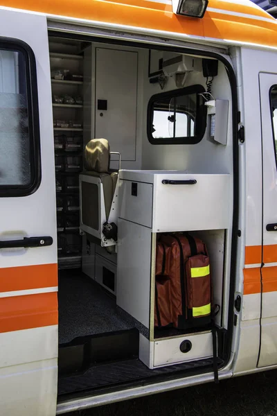 Ambulancia Con Equipo Médico —  Fotos de Stock