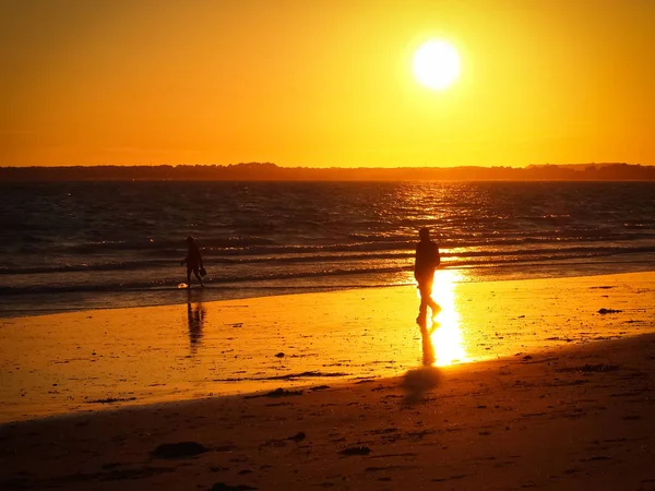 Caminando Por Puesta Del Sol — Foto de Stock