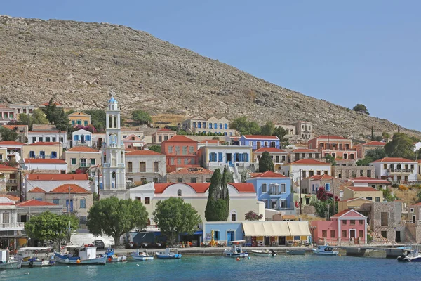 カラフルな家やチャルキというギリシャの小さな島の教会がある絵のような港 — ストック写真