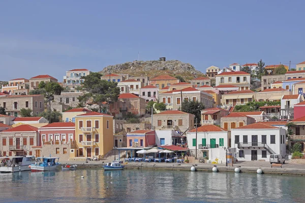 色彩斑斓的小希腊岛屿粉笔屋构成的风景秀丽的港口 — 图库照片