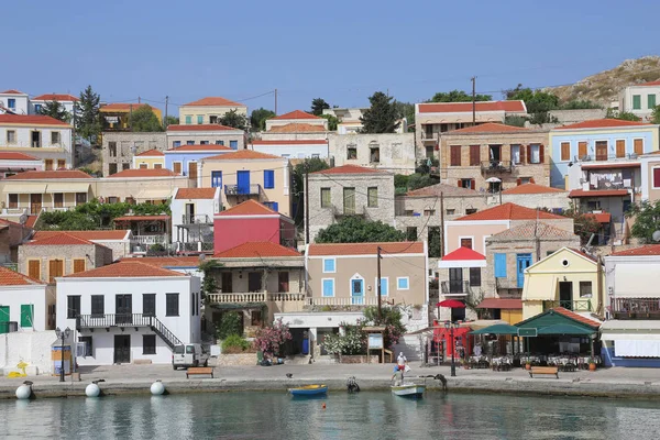 色彩斑斓的小希腊岛屿粉笔屋构成的风景秀丽的港口 — 图库照片