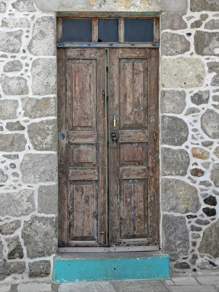 Старая Деревянная Дверь Ржавая Каменная Стена Дома Греческом Острове Нисирос — стоковое фото