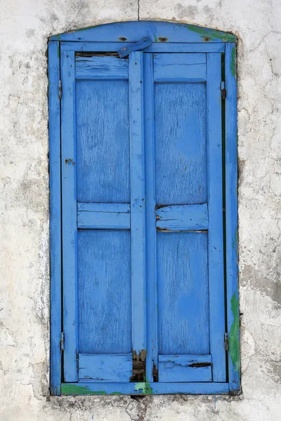 Yunanistan Önemli Bir Onarım Birikimi Olan Bir Evin Marodes Penceresi — Stok fotoğraf