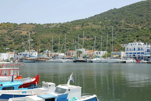 Festői Kikötő Város Pali Halászhajók Vitorlás Jachtok Sziget Nisyros Görögország — Stock Fotó