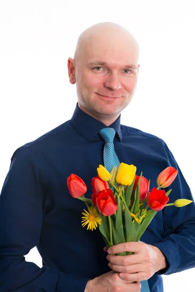 Молодий Чоловік Купою Тюльпанів Перед Білим Тлом — стокове фото