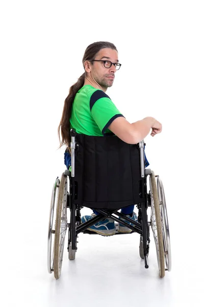 Junger Mann Mit Brille Rollstuhl Vor Weißem Hintergrund Von Hinten — Stockfoto