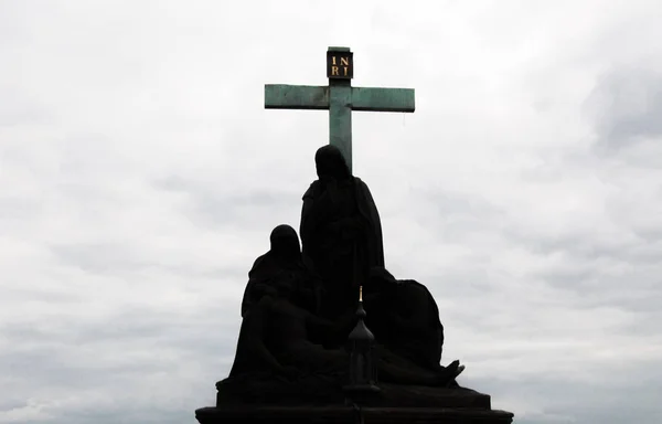 Bela Estátua Religiosa Artística Dia Nublado Ponte Dos Charles Praga — Fotografia de Stock