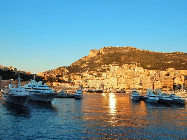 Luxus Jachtok Előtt Festői Tengerpart Monaco Csillogó Napfény — Stock Fotó