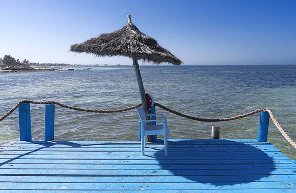 Der Sonnenschirm Auf Dem Blauen Meer — Stockfoto
