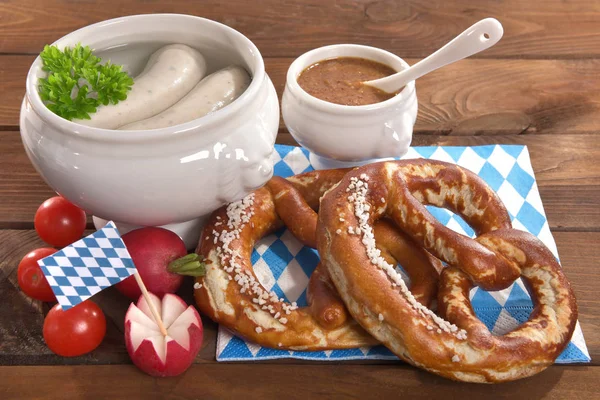 Weißwurstfrühstück Mit Würstchen Brezeln Und Süßem Senf Auf Holzuntergrund — Stockfoto