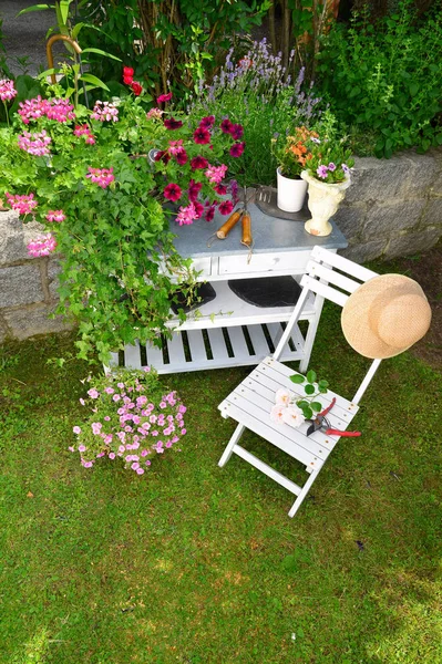 Πάγκος Κήπου Λουλούδια Και Λευκές Καρέκλες — Φωτογραφία Αρχείου