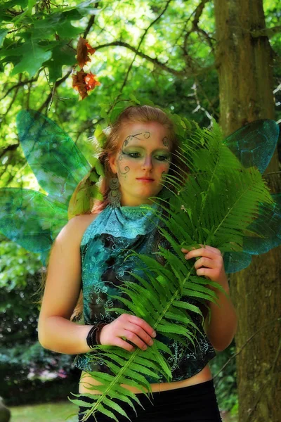 Красивая Девушка Зеленом Платье Лесу — стоковое фото