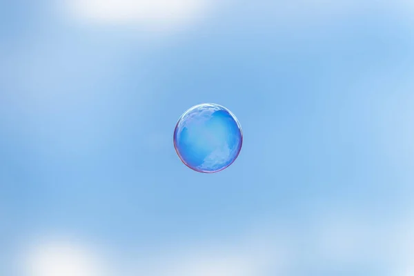 Celý Svět Mýdlové Bublině Mýdlová Bublina Létající Před Modrou Oblohou — Stock fotografie