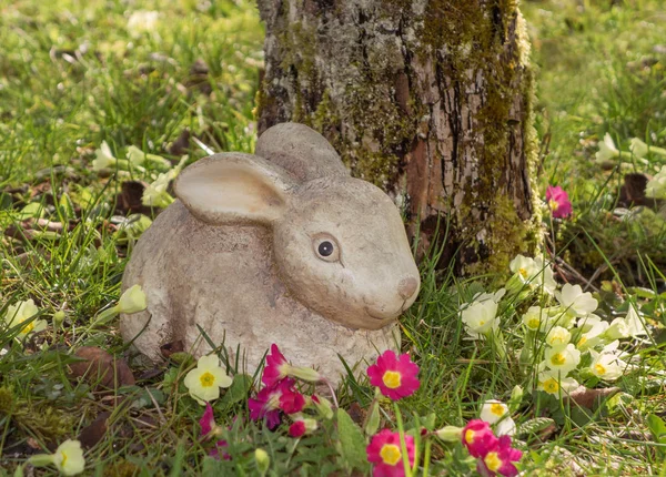 Pâques Lapin Céramique Dans Jardin Fleurs — Photo