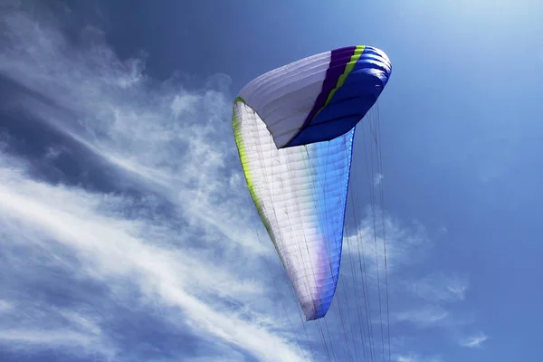 空に対するパラグライダー パラグライダーの帆 — ストック写真