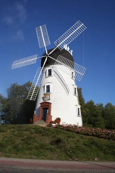 Malerischer Blick Auf Die Landschaft Mit Windmühlenbau — Stockfoto