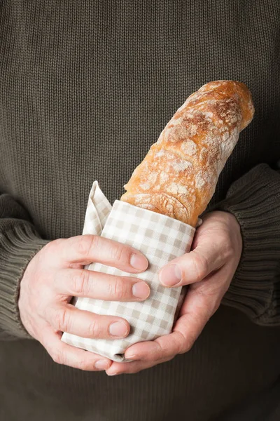 Чоловік Тримає Хліб Ручної Роботи Запечений Рудий Французький Багет Руках — стокове фото