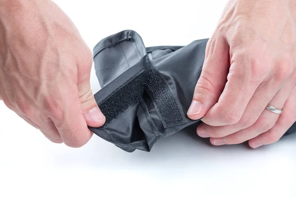 Tiro Perto Das Mãos Dos Homens Abrindo Uma Caixa Preta — Fotografia de Stock