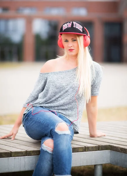 Ung Kvinna Jeans Sitter Utanför Och Lyssnar Musik — Stockfoto
